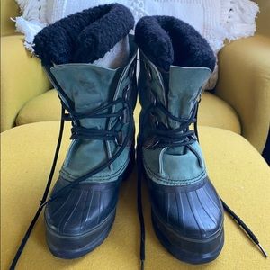 VTG SOREL Hunter green + black winter boots.